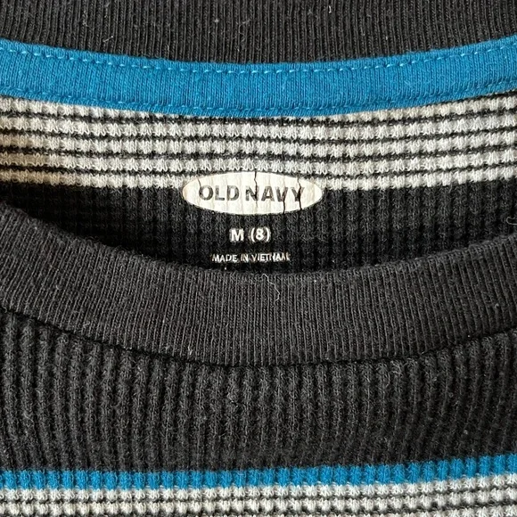 Old Navy Black and Gray Long Sleeve Tees 3 Pack Boy - Picture 6 of 8